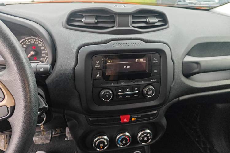 Used Jeep Renegade 2017 180T Automatic Kinetic Edition+ Audio And AC Panel
