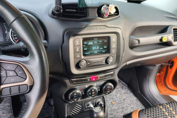 Used Jeep Renegade 2017 180T Automatic Jingneng Edition Audio And AC Panel