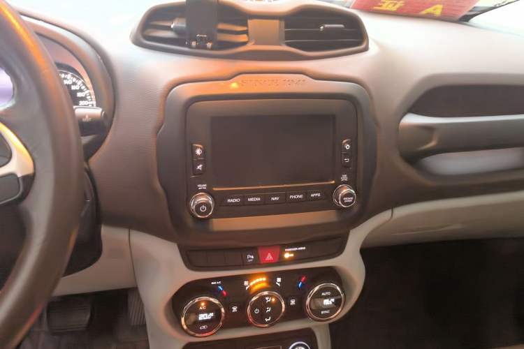 Used Jeep Renegade 2017 180T Automatic Smart Version Audio And AC Panel