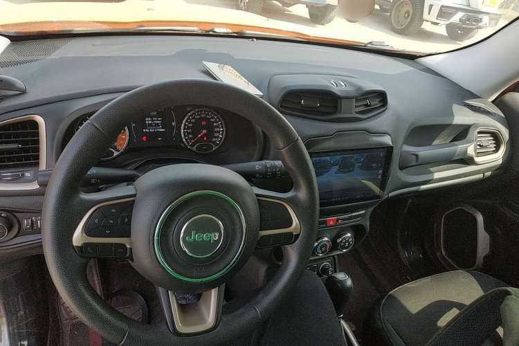 Used Jeep Renegade 2017 180T Automatic Kinetic Edition+ Center Console