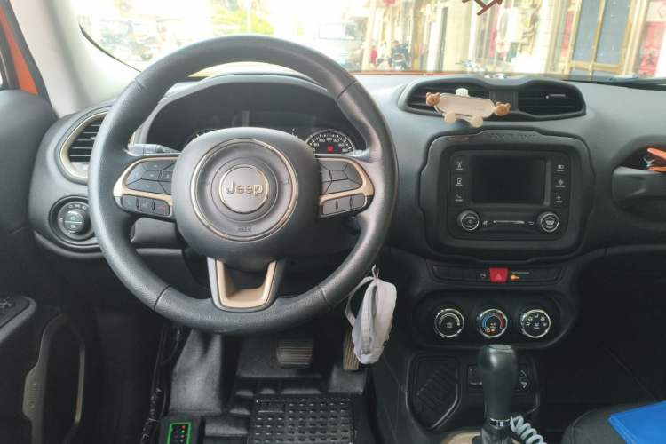 Used Jeep Renegade 2017 180T Automatic High-Energy Version Center Console