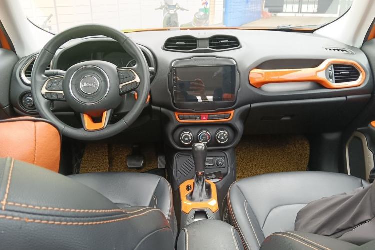 Used Jeep Renegade 2017 180T Automatic High-Energy Version Center Console