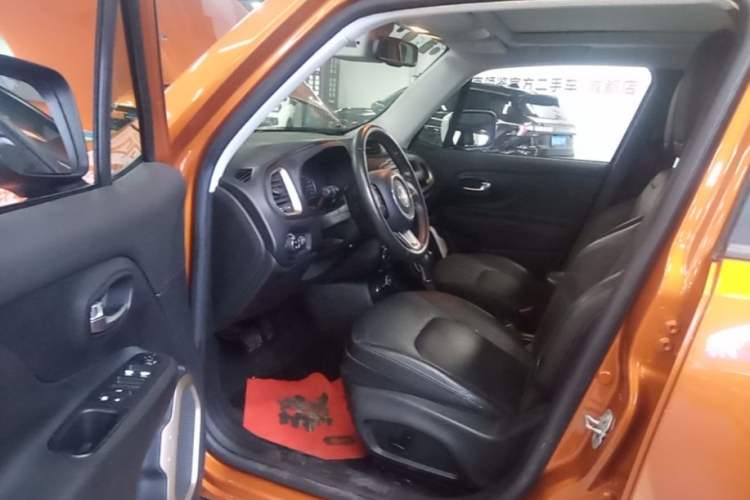 Used Jeep Renegade 2017 180TS Automatic All-Wheel Drive Versatile Edition Driver Seat