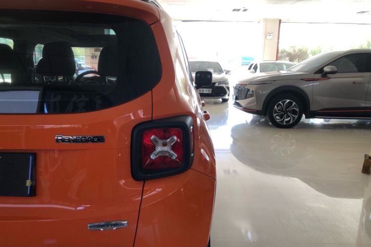 Used Jeep Renegade 2017 180T Automatic High-Energy Version Exterior 3