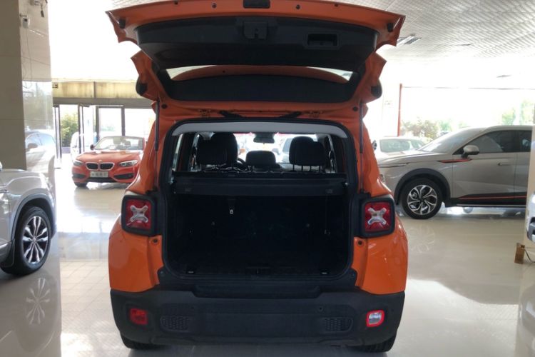 Used Jeep Renegade 2017 180T Automatic High-Energy Version Exterior 4