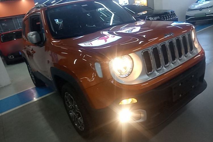 Used Jeep Renegade 2017 180TS Automatic All-Wheel Drive Versatile Edition Front Right 45 Deg