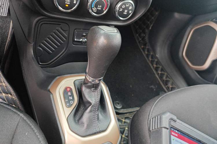 Used Jeep Renegade 2017 180T Automatic Kinetic Edition+ Gear Lever