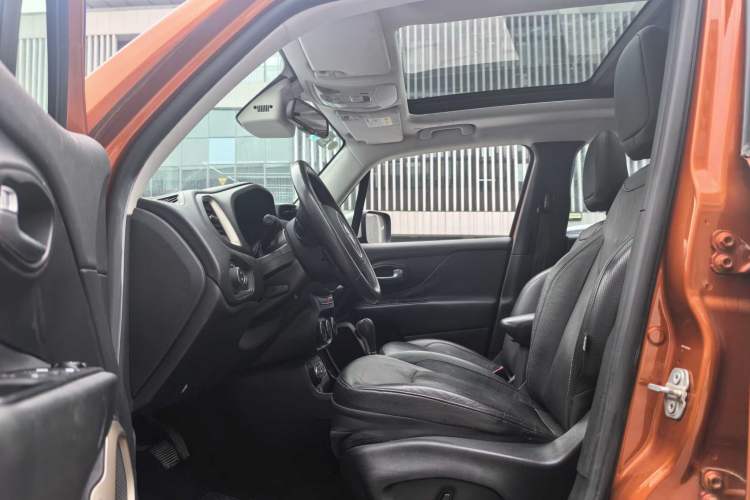 Used Jeep Renegade 2017 180TS Automatic All-Wheel Drive Versatile Edition Interior 1