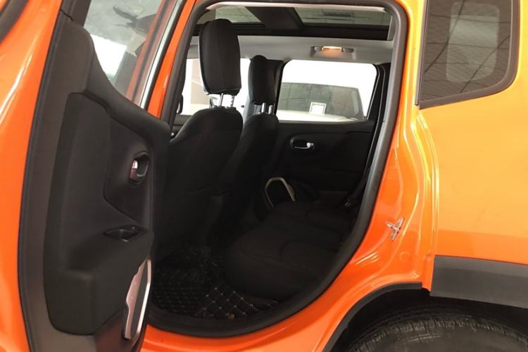 Used Jeep Renegade 2017 180T Automatic High-Energy Version Interior 13