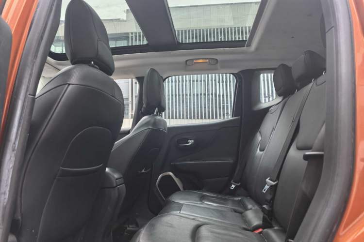 Used Jeep Renegade 2017 180TS Automatic All-Wheel Drive Versatile Edition Interior 2