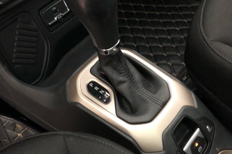 Used Jeep Renegade 2017 180T Automatic High-Energy Version Interior 3