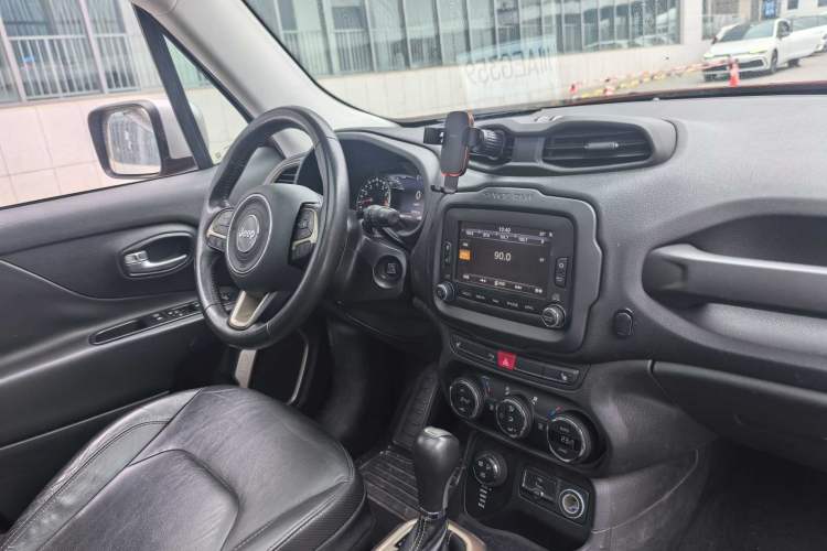 Used Jeep Renegade 2017 180TS Automatic All-Wheel Drive Versatile Edition Interior 3