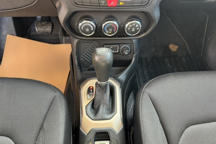 Used Jeep Renegade 2017 180T Automatic High-Energy Version Interior 4