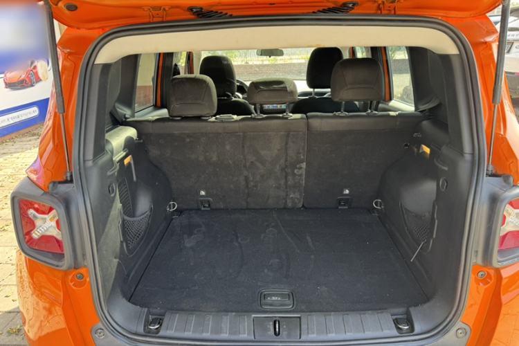 Used Jeep Renegade 2017 180T Automatic High-Energy Version Interior 8