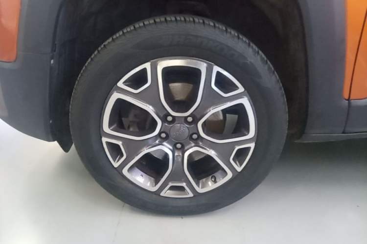 Used Jeep Renegade 2017 180TS Automatic All-Wheel Drive Versatile Edition Left Front Wheel Hub