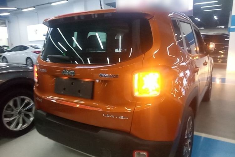 Used Jeep Renegade 2017 180TS Automatic All-Wheel Drive Versatile Edition Rear Right 45 Deg