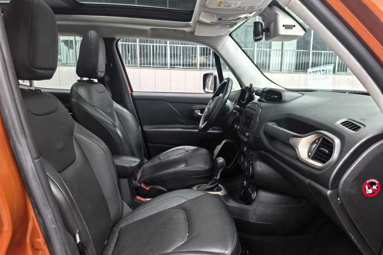 Used Jeep Renegade 2017 180TS Automatic All-Wheel Drive Versatile Edition Right Front Seat