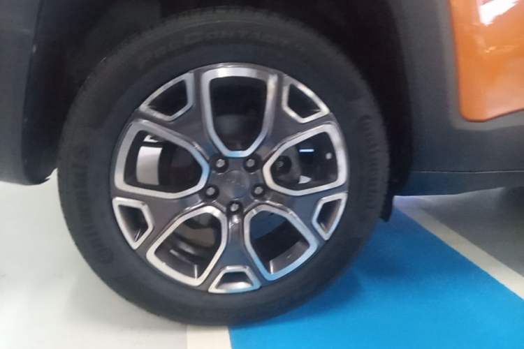 Used Jeep Renegade 2017 180TS Automatic All-Wheel Drive Versatile Edition Right Rear Wheel Hub