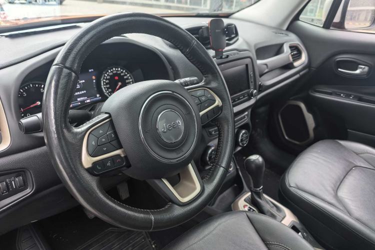 Used Jeep Renegade 2017 180TS Automatic All-Wheel Drive Versatile Edition Steering Wheel