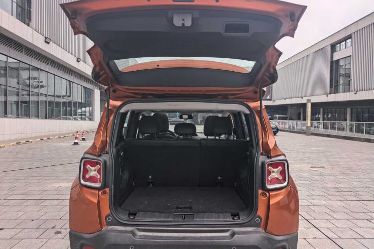 Used Jeep Renegade 2017 180TS Automatic All-Wheel Drive Versatile Edition Trunk