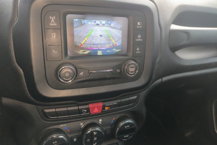 Used Jeep Renegade 2017 180T Automatic Jingneng Edition Audio And AC Panel