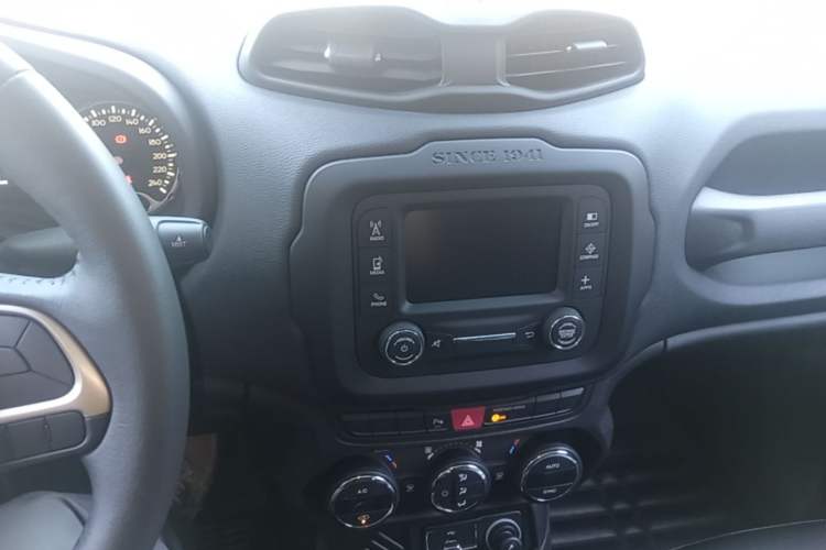 Used Jeep Renegade 2017 180T Automatic Jingneng Edition Audio And AC Panel