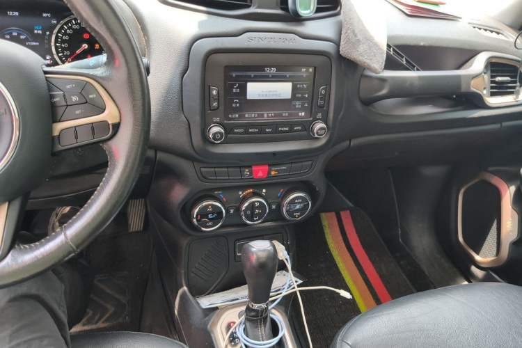 Used Jeep Renegade 2017 180T Automatic Smart Version Audio And AC Panel