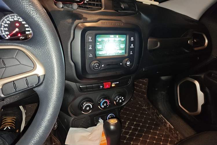 Used Jeep Renegade 2017 180T Automatic High-Energy Version Audio And AC Panel