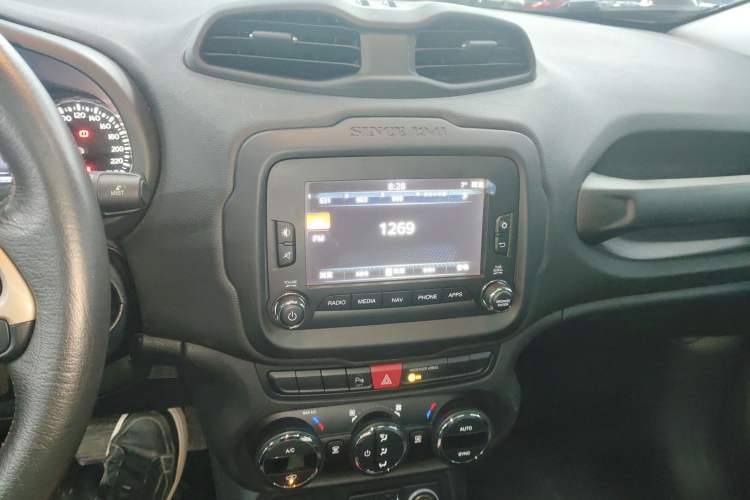 Used Jeep Renegade 2017 180T Automatic Smart Version Audio And AC Panel