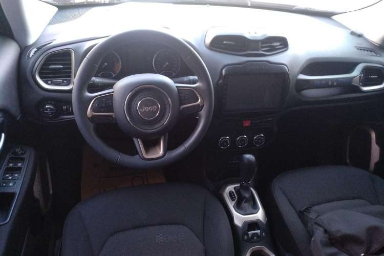 Used Jeep Renegade 2017 180T Automatic Kinetic Edition+ Center Console