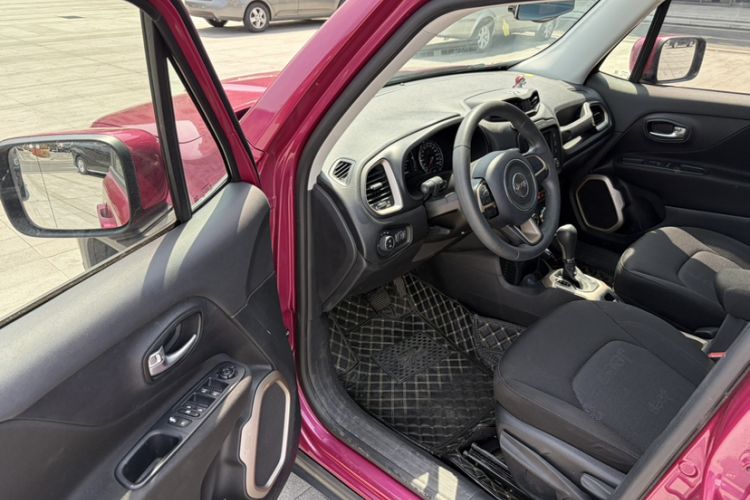 Used Jeep Renegade 2017 180T Automatic High-Energy Version Interior 2