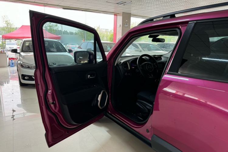 Used Jeep Renegade 2017 180T Automatic High-Energy Version Interior 3