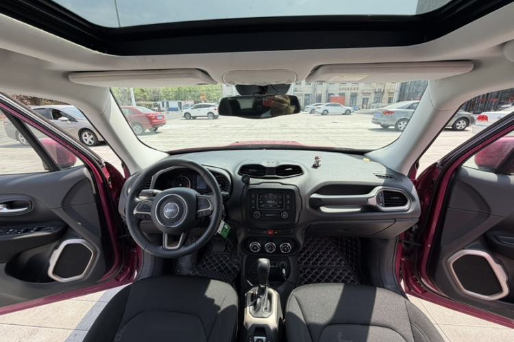 Used Jeep Renegade 2017 180T Automatic High-Energy Version Interior 4