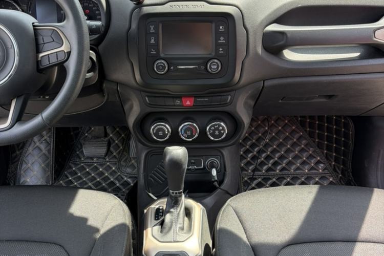 Used Jeep Renegade 2017 180T Automatic High-Energy Version Interior 5