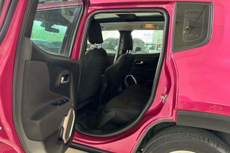 Used Jeep Renegade 2017 180T Automatic High-Energy Version Interior 9