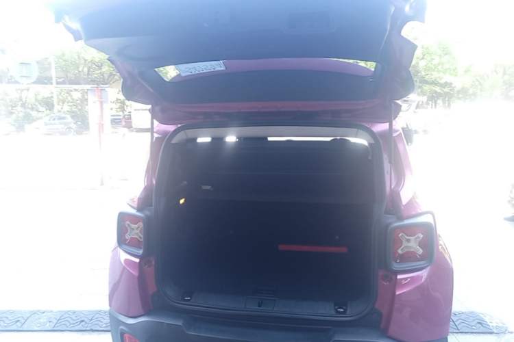 Used Jeep Renegade 2017 180T Automatic Jingneng Edition Trunk
