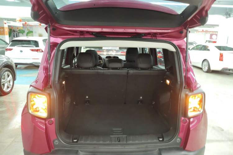 Used Jeep Renegade 2017 180T Automatic Smart Version Trunk