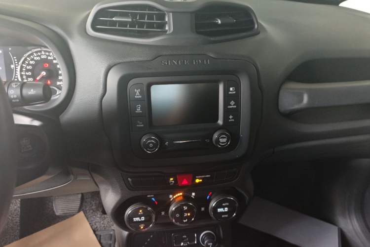 Used Jeep Renegade 2017 180T Automatic Jingneng Edition Audio And AC Panel
