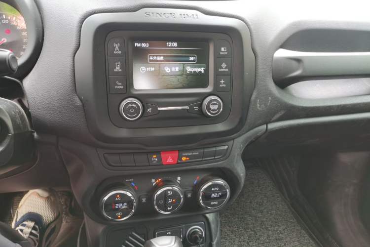 Used Jeep Renegade 2017 180T Automatic Jingneng Edition Audio And AC Panel
