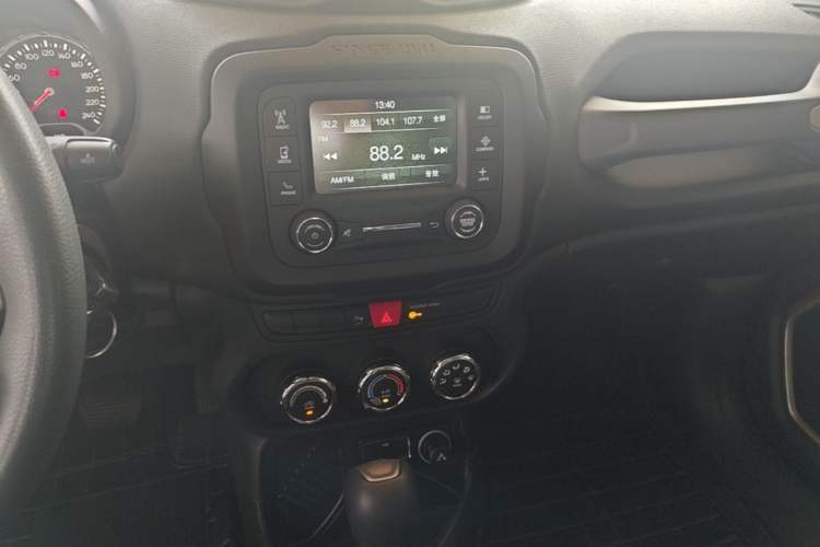 Used Jeep Renegade 2017 180T Automatic High-Energy Version Audio And AC Panel