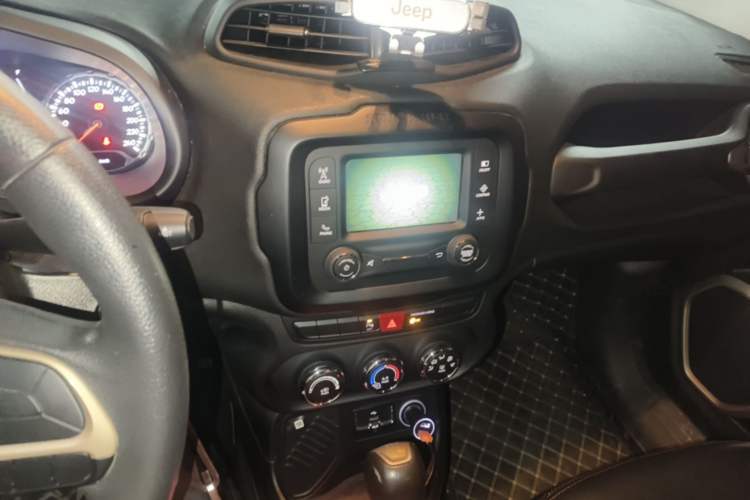 Used Jeep Renegade 2017 180T Automatic High-Energy Version Audio And AC Panel