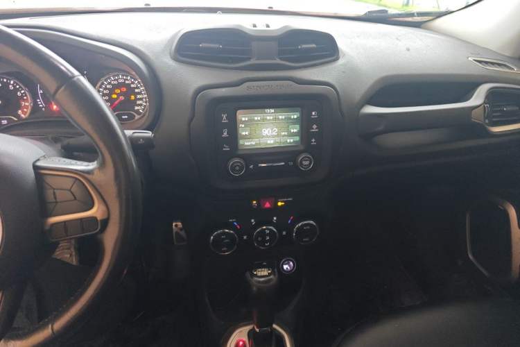 Used Jeep Renegade 2017 180T Automatic Jingneng Edition Audio And AC Panel