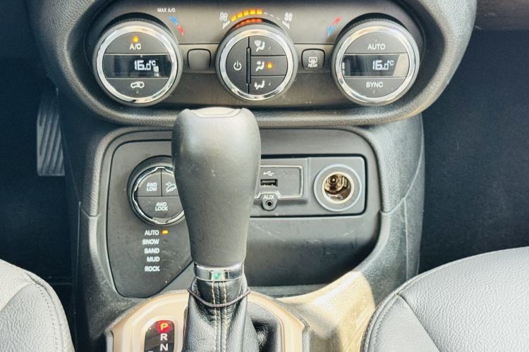 Used Jeep Renegade 2017 180TS Automatic All-Wheel Drive Versatile Edition Audio And AC Panel