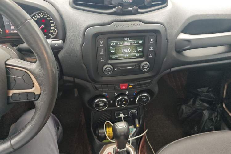 Used Jeep Renegade 2017 180T Automatic Jingneng Edition Audio And AC Panel