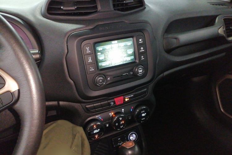 Used Jeep Renegade 2017 180T Automatic Jingneng Edition Audio And AC Panel