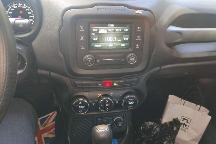 Used Jeep Renegade 2017 180T Automatic Jingneng Edition Audio And AC Panel