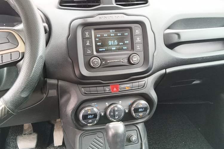 Used Jeep Renegade 2017 180T Automatic Jingneng Edition Audio And AC Panel