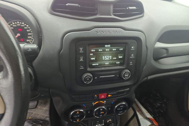 Used Jeep Renegade 2017 180T Automatic Jingneng Edition Audio And AC Panel