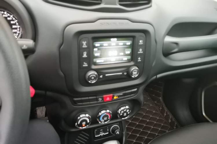 Used Jeep Renegade 2017 180T Automatic High-Energy Version Audio And AC Panel