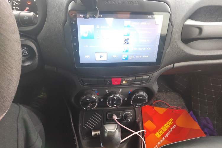 Used Jeep Renegade 2017 180T Automatic Jingneng Edition Audio And AC Panel